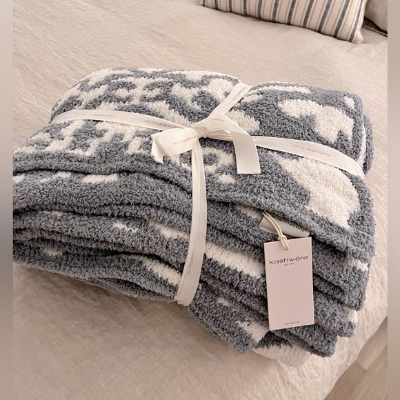 kashwère Other - LUXURY Brand new Kashwère super soft double layer blanket.